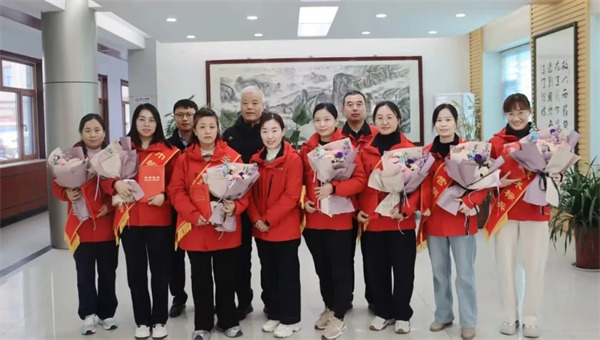 巾幗展風采---百龍創(chuàng)園召開三八婦女節(jié)表彰大會！