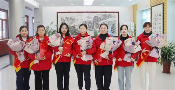 巾幗展風采---百龍創(chuàng)園召開三八婦女節(jié)表彰大會！