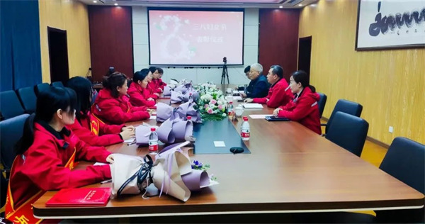 巾幗展風采---百龍創(chuàng)園召開三八婦女節(jié)表彰大會！